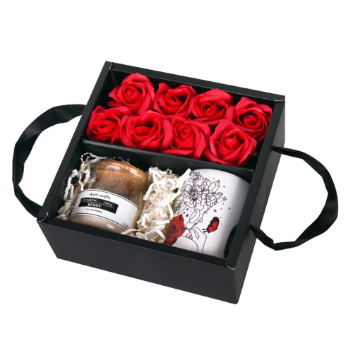 Подаръчен комплект "Честит Празник" с ароматна свещ "Букет" и сапунени рози